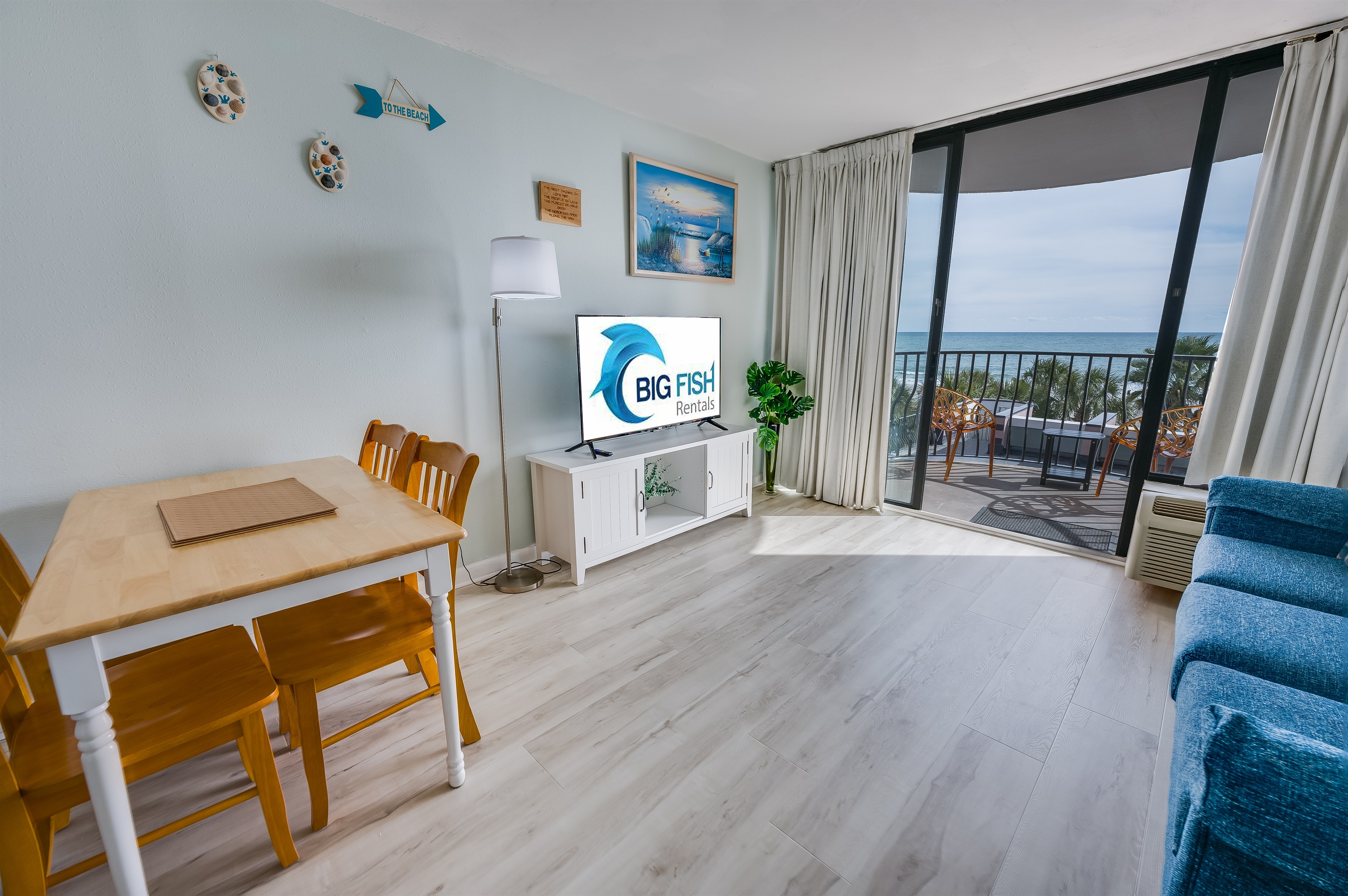 Living Room with Stunning Views🌊☀️