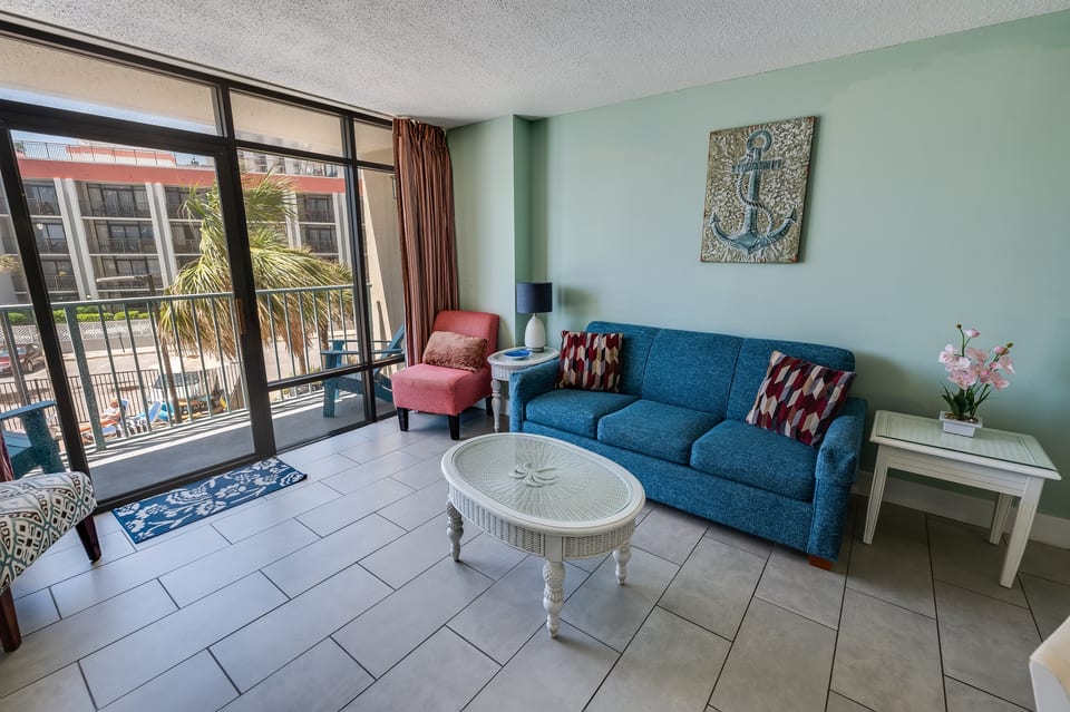 Large Living/Dining Area, Beautifully Decorated