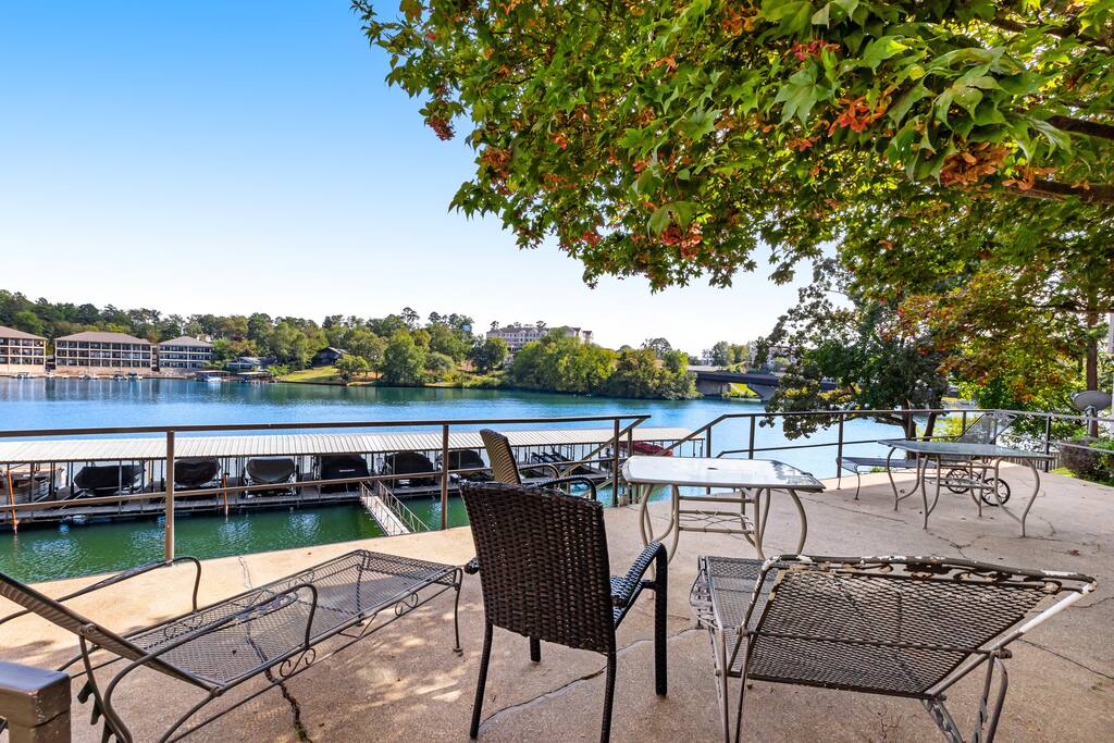 2BR Condo with Hot Tub & Pool