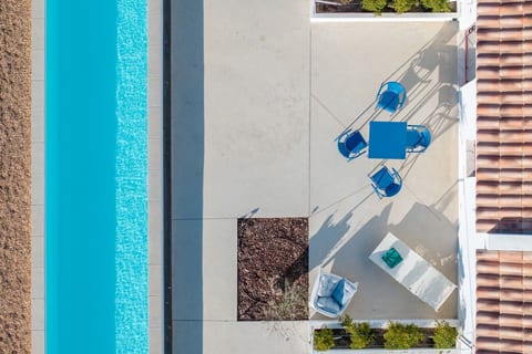 Where clean lines meet clear water, a poolside escape designed for slow days in the sun