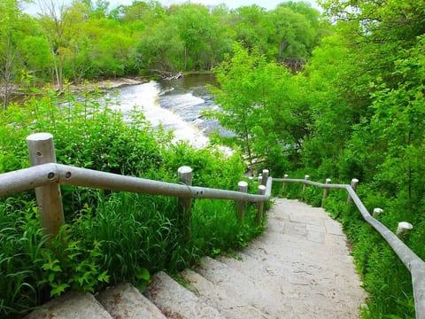 Estabrook Park Milwaukee River Stairway (2.1 miles)