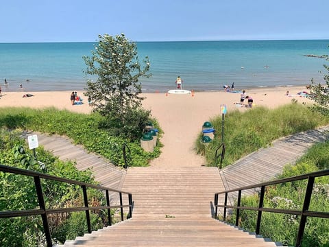 Neighborhood - Atwater Park beach (Less than 5 min walk)