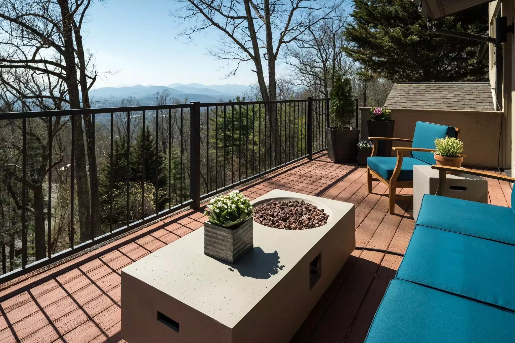 Upper Deck Propane Fire Pit - Main Floor