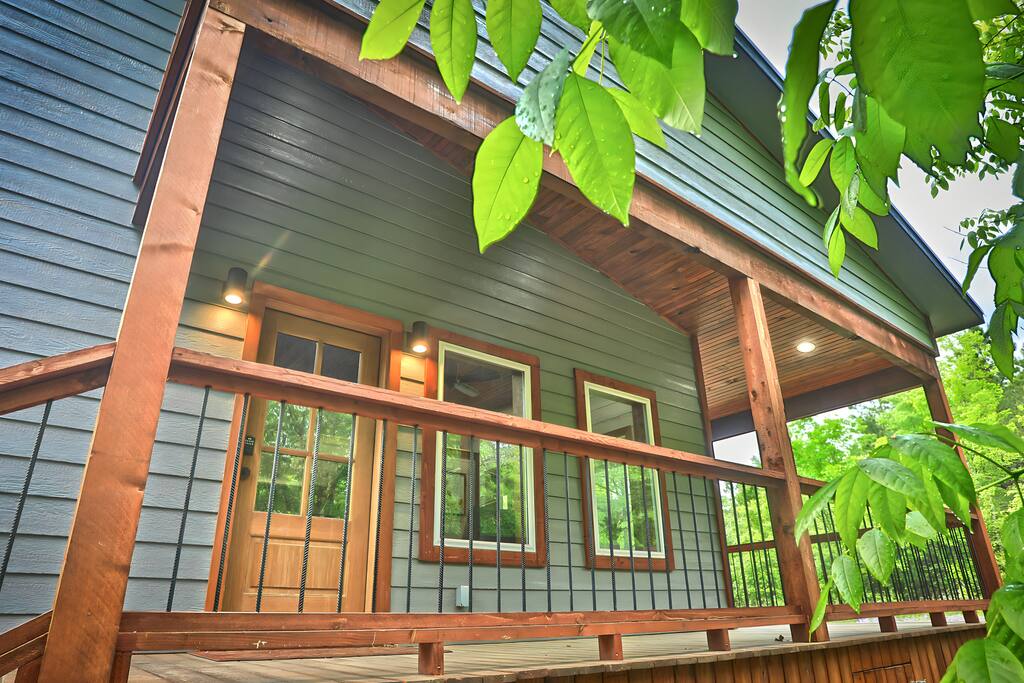 modern-cabin-*-sauna-*-tub-*-firepit-and-views/