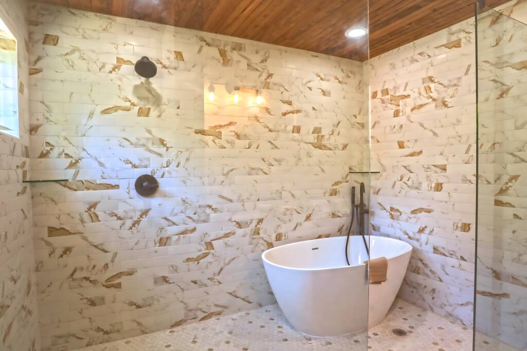 modern-cabin-*-sauna-*-tub-*-firepit-and-views/