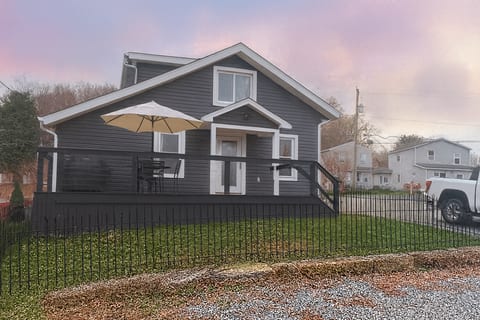 Traveling Professional's paradise in Portage Lakes Akron with WiFi+ dog friendly