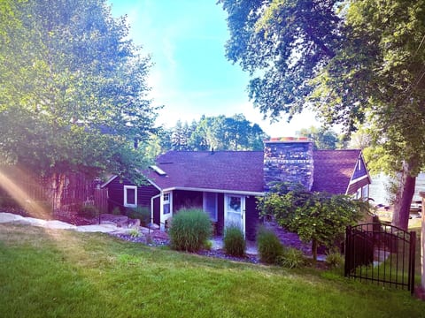SLICE OF HEAVEN lake front cottage with HOTTUB, fire pit, kayaks & Dog friendly!