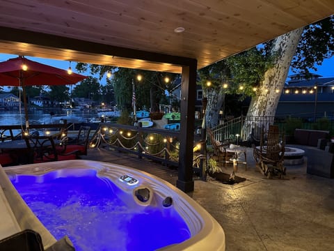 SLICE OF HEAVEN lake front cottage with HOTTUB, fire pit, kayaks & Dog friendly!