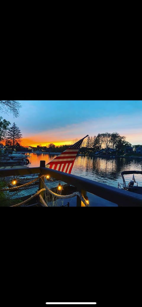 SLICE OF HEAVEN lake front cottage with HOTTUB, fire pit, kayaks & Dog friendly!