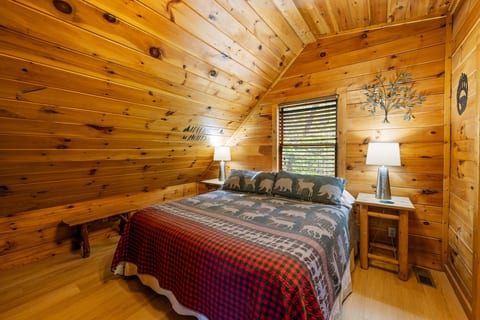 Snuggle Up! Perfect location Sweet & Cozy retreat
