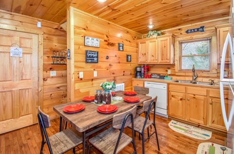 Snuggle Up! Perfect location Sweet & Cozy retreat