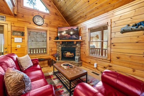 Snuggle Up! Perfect location Sweet & Cozy retreat