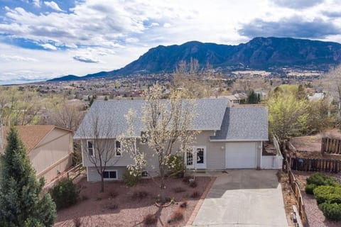 Amazing views Spacious charming home near Downtown