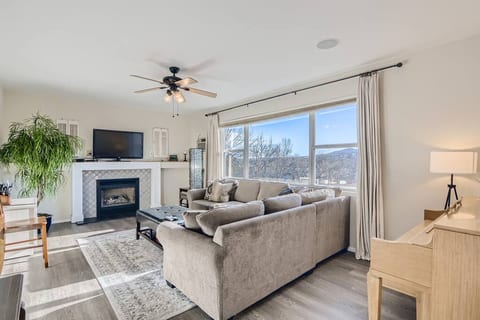 Amazing views Spacious charming home near Downtown
