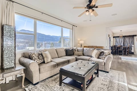 Amazing views Spacious charming home near Downtown