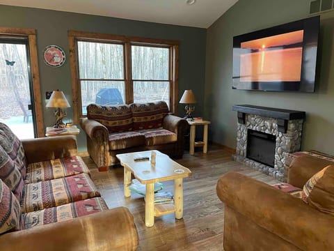 Log Cabin INN w/Outdoor Hot Tub Wi-Fi A/C Secluded