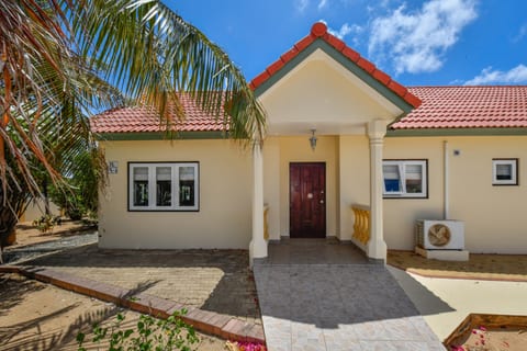 5BR Private Pool Villa • 9 Min to Eagle Beach