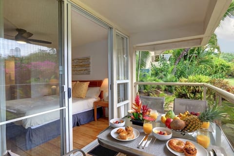 Chic Condo steps from White Sandy Beach Fast Wi-Fi