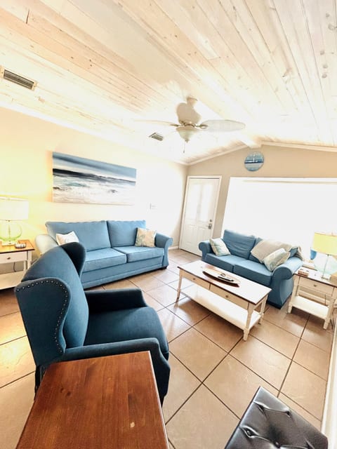 3BR/2BA Home in PCB w/2 Golf Carts and More!