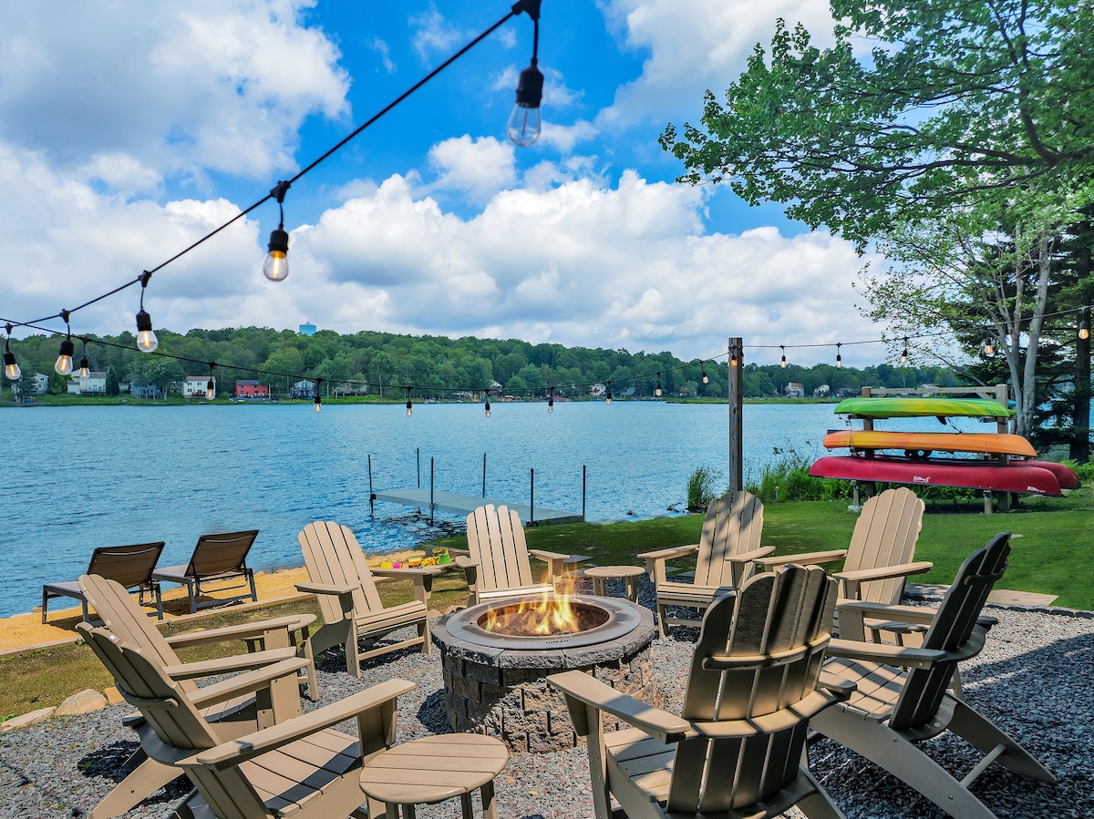 lakefront-hot-tub-kayaks-game-room-firepit/