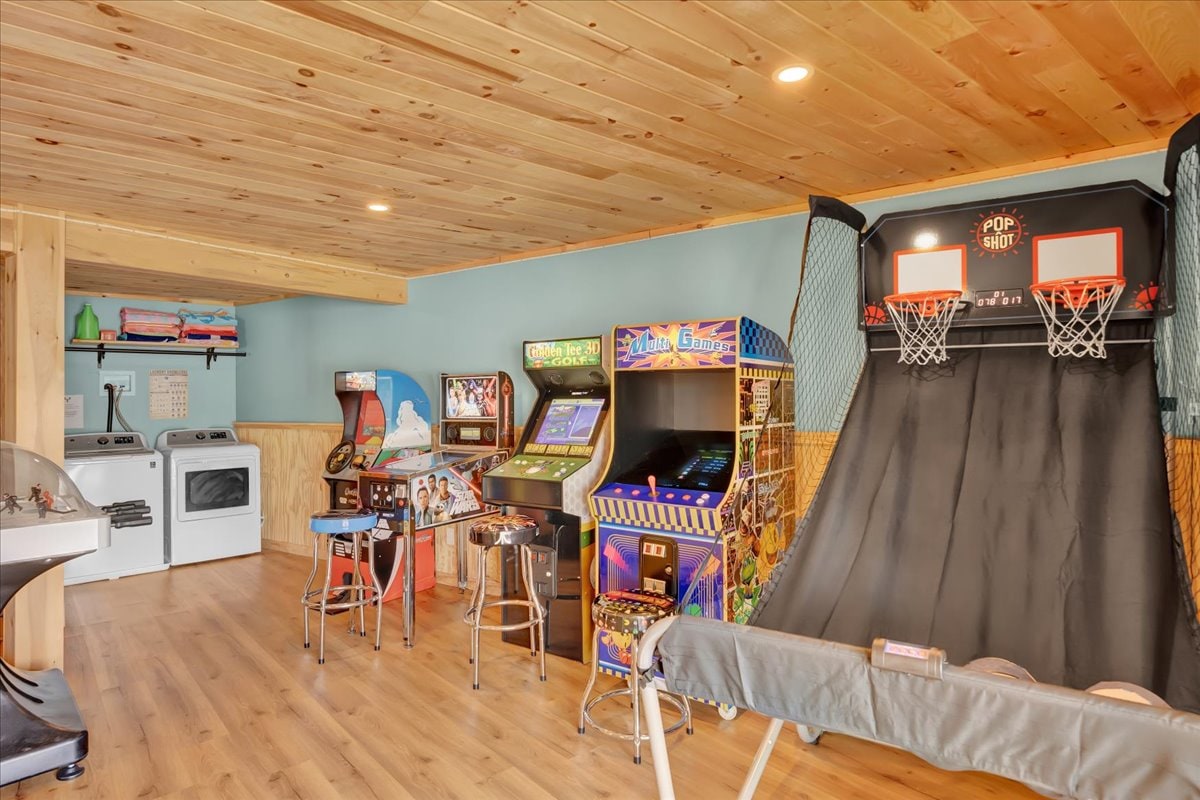 lakefront-hot-tub-kayaks-game-room-firepit/