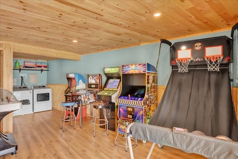 Lakefront, Hot tub, Kayaks, Game room & Firepit