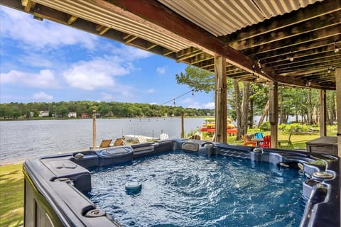 Lakefront, Hot tub, Kayaks, Game room & Firepit