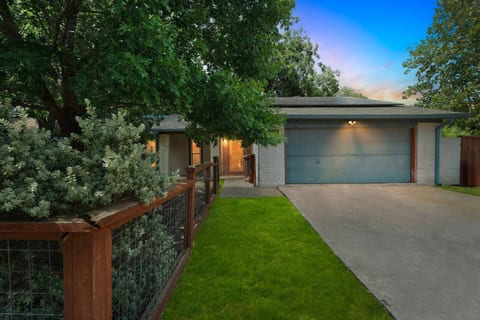 Modern curb appeal and private parking. Welcome to one of the best Airbnbs in North Austin.