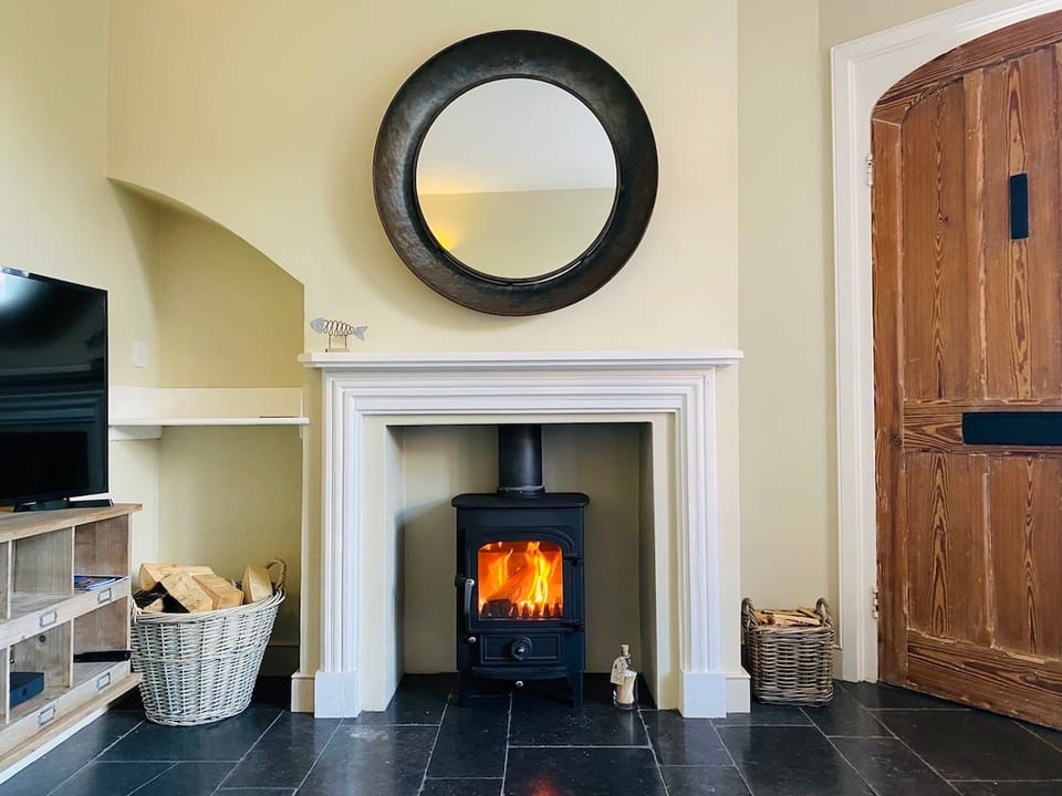 Cosy 2 bed period cottage & log burner in Orford image 1