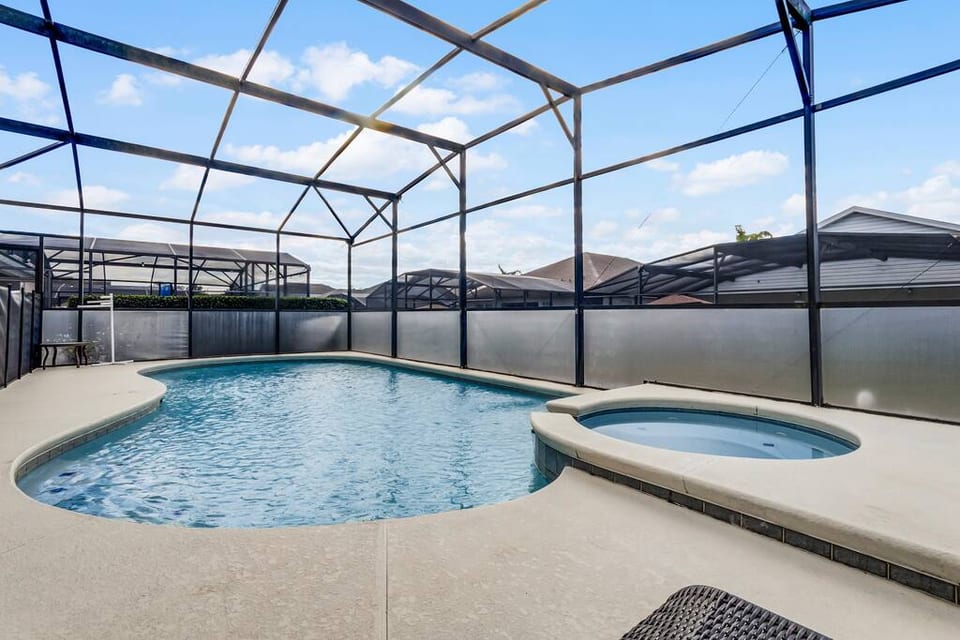 Pool with Heated Hot tub