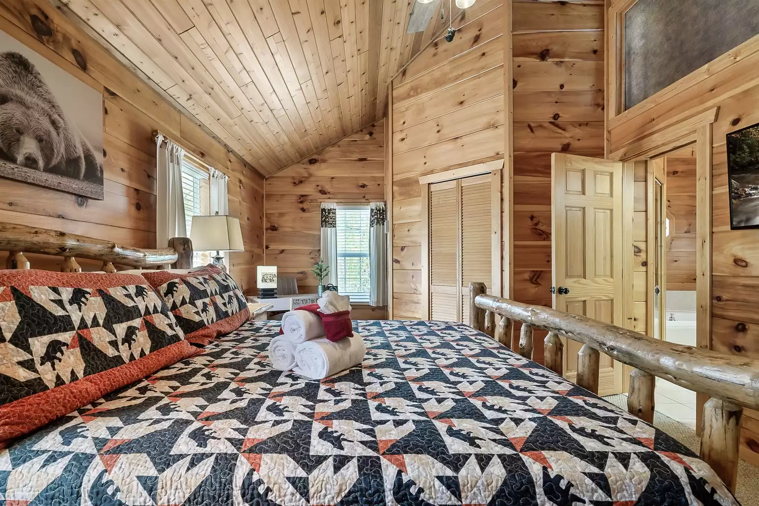 Master Bedroom - Fireflies and Moonshine - Gatlinburg