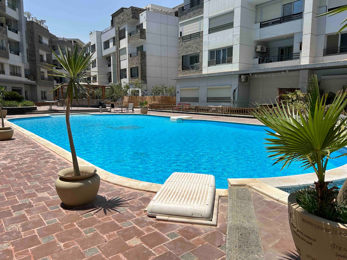 New Cairo secured compound Apt | Pool, Wi-Fi, Prkg image 1