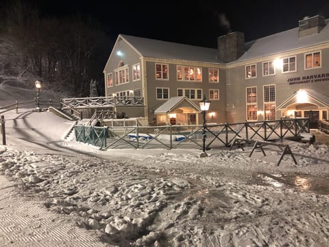 After a day on the slopes, head straight to John Harvard’s. Just upstairs, no driving, no cooking, just comfort, delicious food, and crackling warmth.
