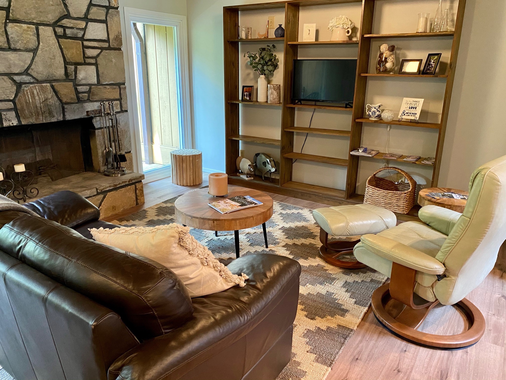 Living Room - Hikers Heaven:  Falls, Lakes,  Rivers, and Beaches - Sapphire