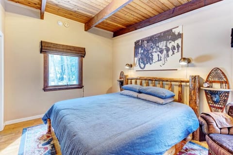 King bed with memory foam mattress, individual reading lights and ski-shoe side-tables.