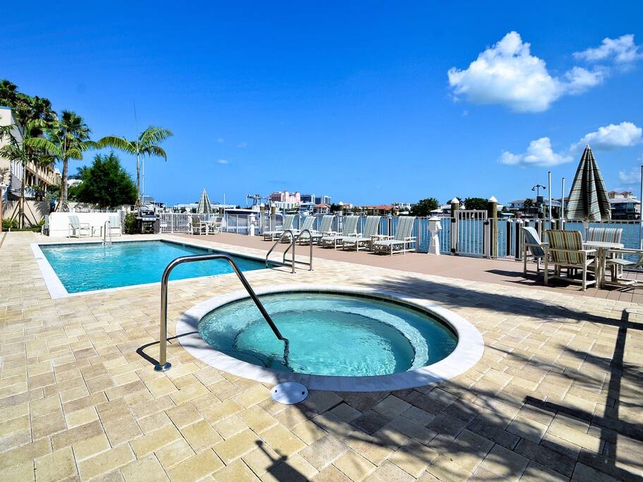 waterfront-condo-or-steps-to-clearwater-beach-2king/