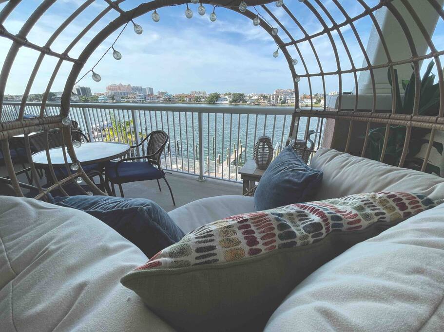 waterfront-condo-or-steps-to-clearwater-beach-2king/