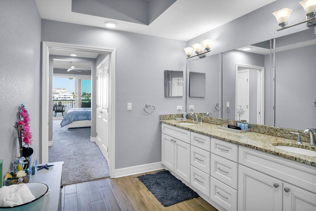 waterfront-condo-or-steps-to-clearwater-beach-2king/