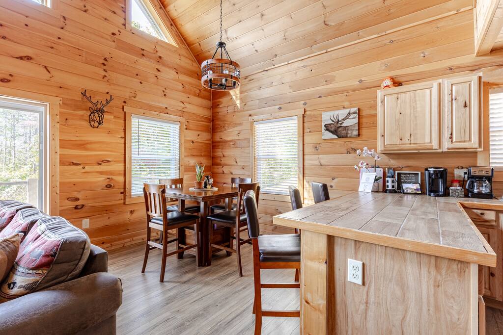 hot-tub-or-firepit-or-fireplace-or-view-or-close2twn-or/