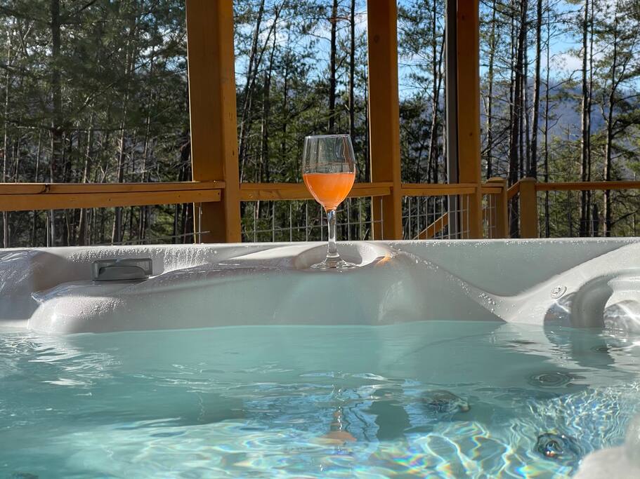hot-tub-or-firepit-or-fireplace-or-view-or-close2twn-or/