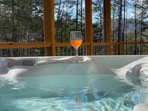 Hot tub | Firepit | Fireplace | View | Close2twn |