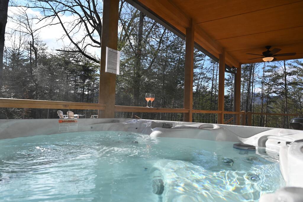 hot-tub-or-firepit-or-fireplace-or-view-or-close2twn-or/