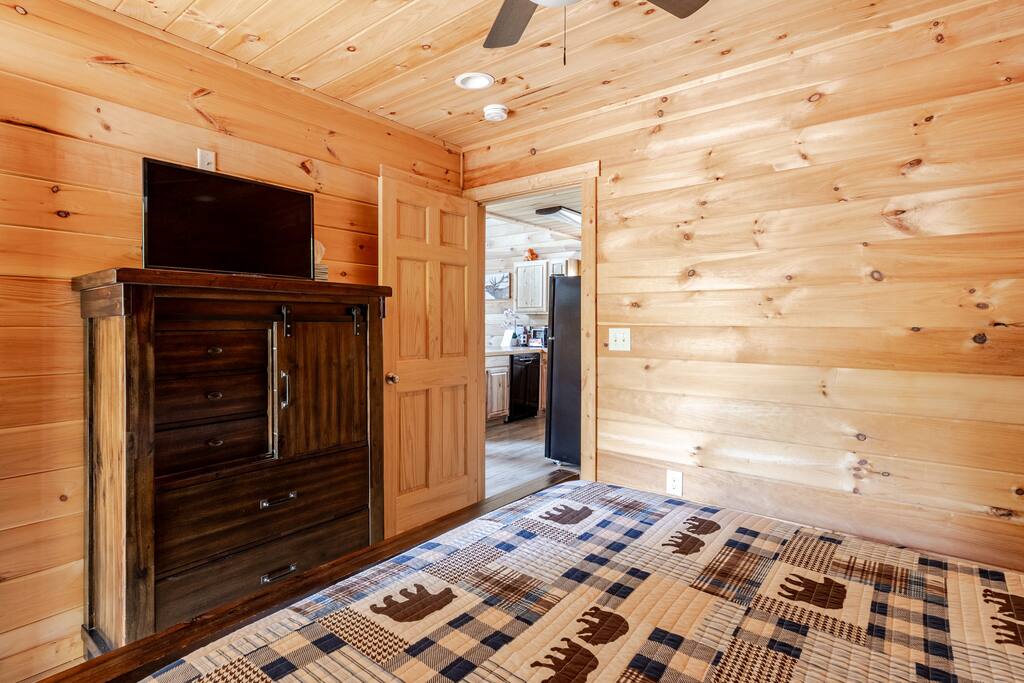 hot-tub-or-firepit-or-fireplace-or-view-or-close2twn-or/