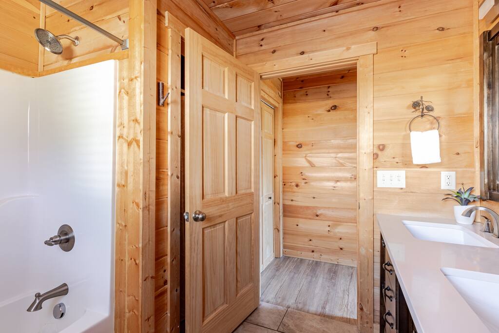 hot-tub-or-firepit-or-fireplace-or-view-or-close2twn-or/