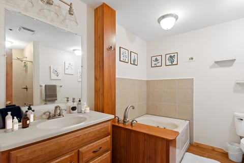 Ensuite Bathroom with Tub