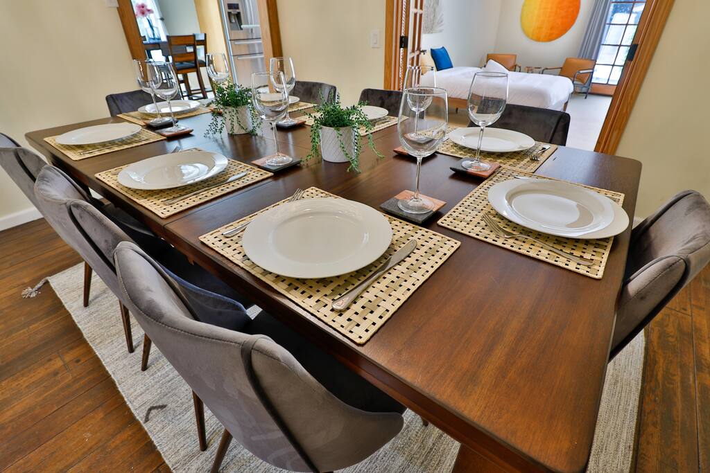 Inviting dining space for unforgettable family gatherings with delectable cuisine and beverages.