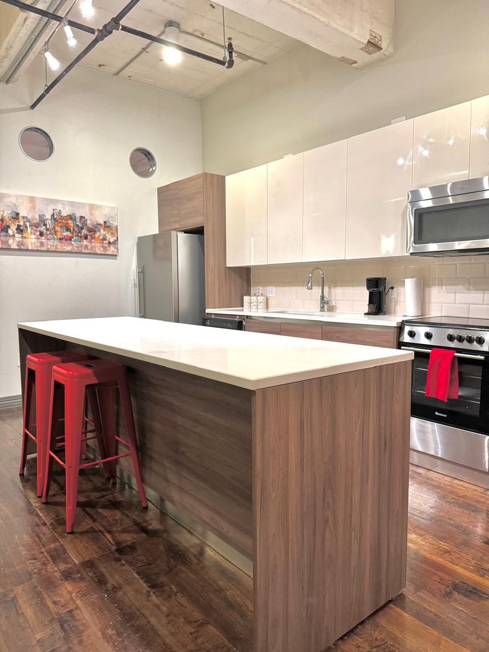 2br-or-spacious-apartment-or-downtown-or/