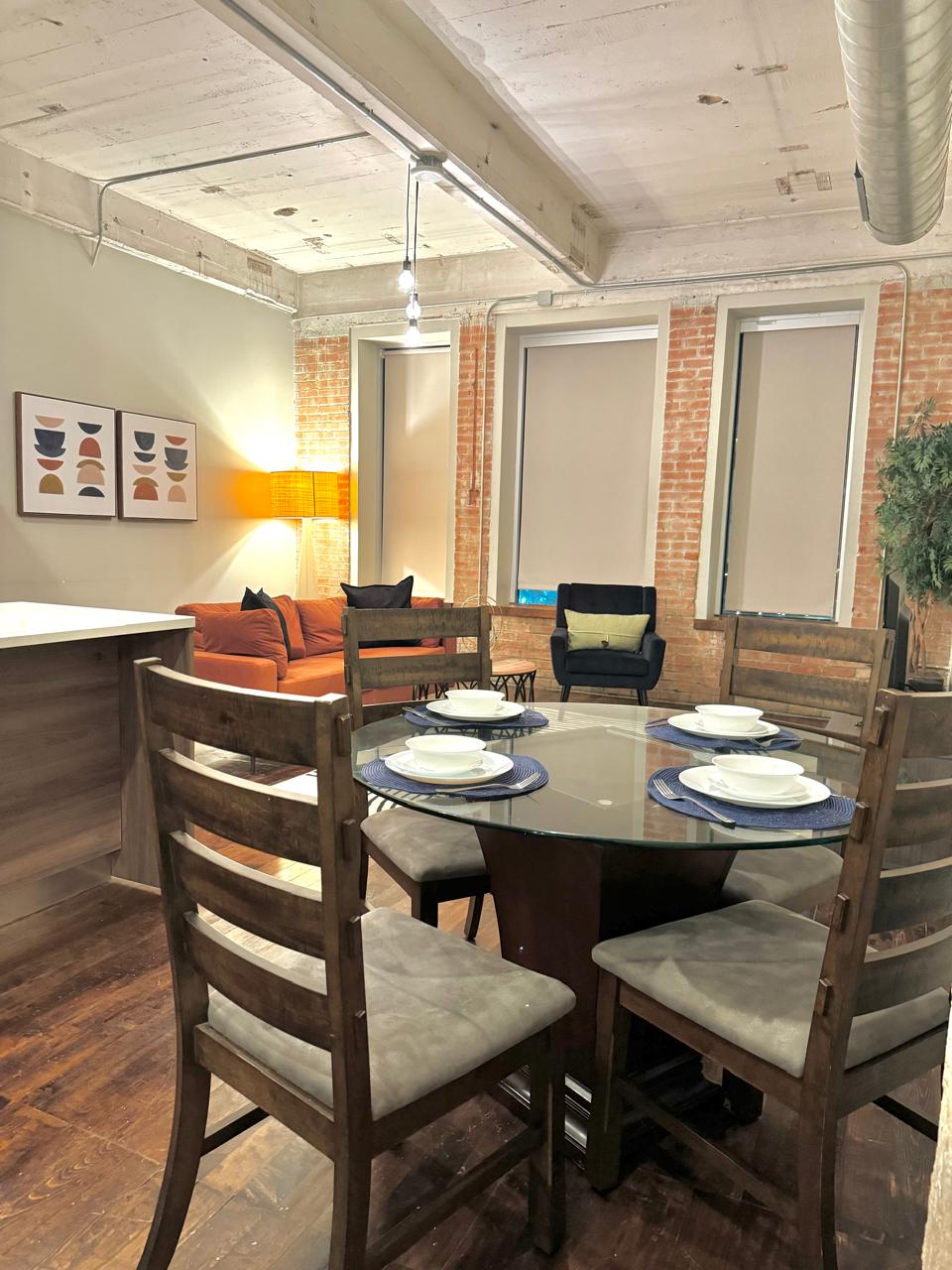 2br-or-spacious-apartment-or-downtown-or/