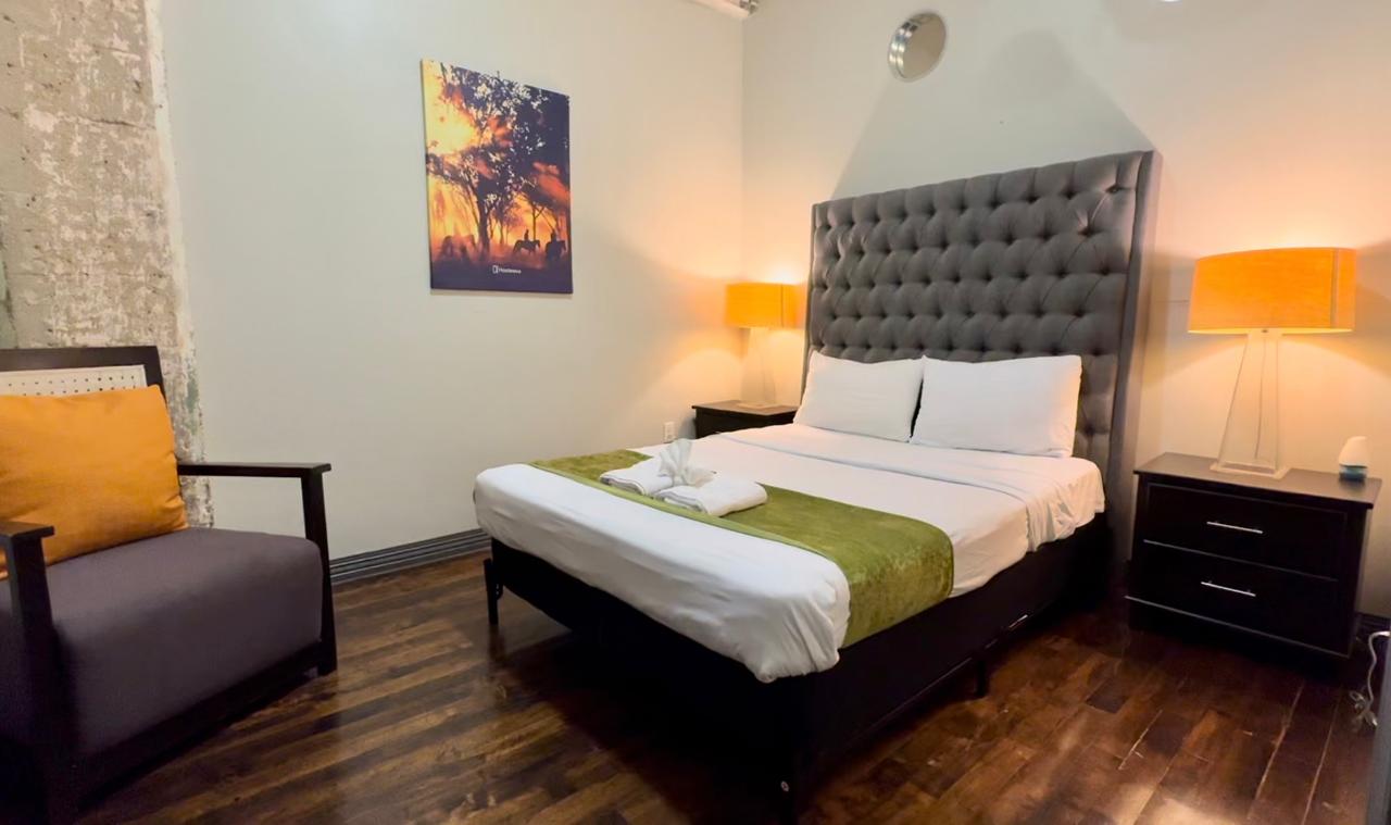 2br-or-spacious-apartment-or-downtown-or/