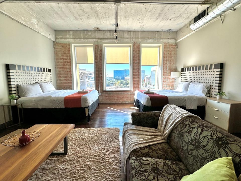 Spacious 1BR | 3 King Beds | Free Valet Parking - Dallas